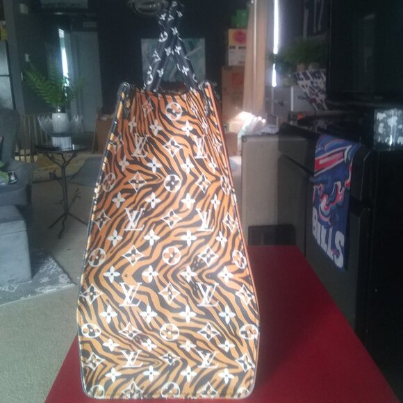 Louis Vuitton OnTheGo GM - Picture 2 of 8